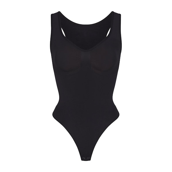 SEAMLESS SCULPT SCOOP NECK THONG BODYSUIT | ONYX (SHAPEWEAR BODYSUITS) LAYS FLAT ON A WHITE BACKGROUND | FLT