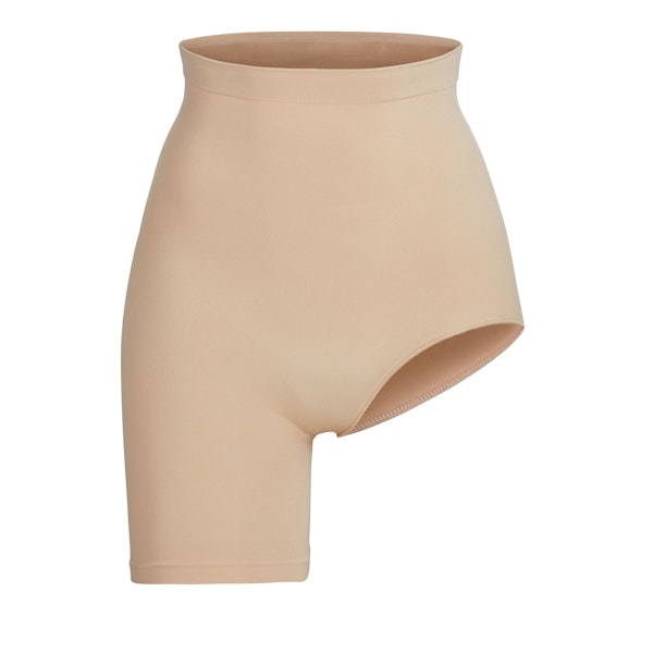 SEAMLESS SCULPT SOLUTION SHORT LEFT LEG EXPOSED | CLAY (SHAPEWEAR SHORTS, BODYSUITS) LAYS FLAT ON A WHITE BACKGROUND | FLT